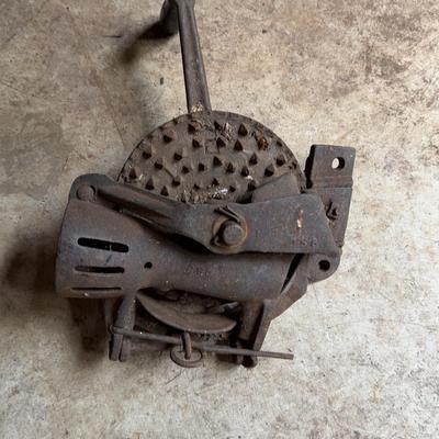 Authentic Early 1900s Cast Iron Hand Crank Corn Cob Kernel Remover
