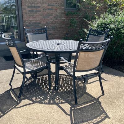 Outdoor Patio Table with 4 Chairs