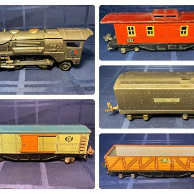 Lionel Locomotive #259E & Four Cars Inc #1719, #1722