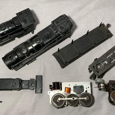 Broken/Diassembled Lionel O Gauge Model Train Engines & Cars