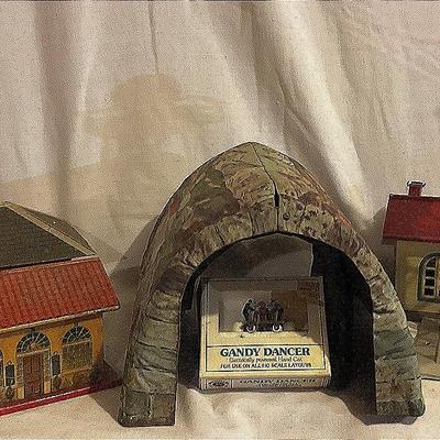 Lioneltown Assorted Metal Village Items
