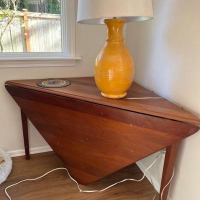 Corner table