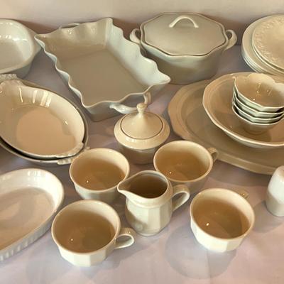 Elegant Off-White/White Ceramic Tableware Sets 