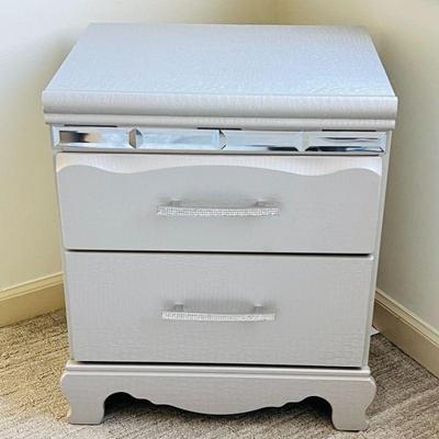 Zarollina Ashley Furniture 2-drawer Nightstand with Crystal Accents