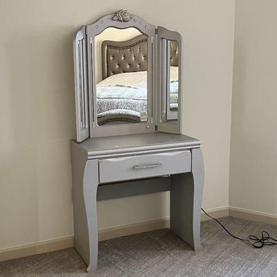 Fit for a princess. The Zarollina vanity and mirror set is glitzy and glamorous—perfect for the ultimate girly girl. The finish is...