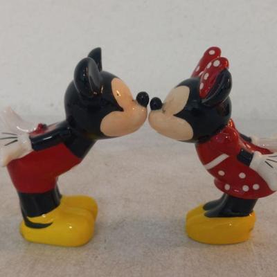 Disney Jerry Leigh Mickey & Minnie Mouse Kissing Ceramic Salt & Pepper Shakers