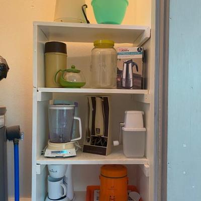 Small appliances in kitchen items