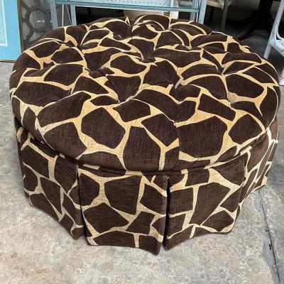 D.  R. Kincaid 36” Round Tufted Ottoman/Table