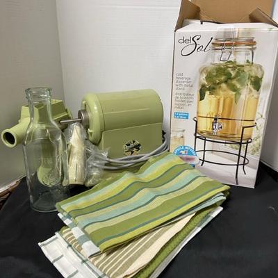 Vintage Champion Juicer, Del Sol Beverage Dispenser & Kitchen Towels 
