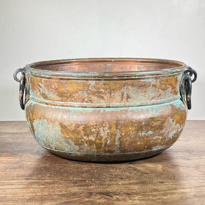 ANTIQUE RUSTIC COPPER POT | Large 19th-century copper pot with two handles. - h. 11.5 x w. 18 x l. 20.5 in
