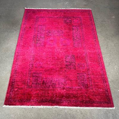 CONTEMPORARY FUSCHIA DYED RUG | Red and purple rug with white fringe trim. - w. 5 x l. 7.5 ft