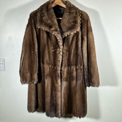 DYNASTY FURS MINK COAT | Mink coat from Dynasty Furs. Sleeve length: 22 in - h. 36 x w. 26 in