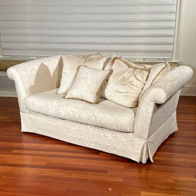 OVERUPHOLSTERED LOVESEAT WITH PILLOWS | Damask cream colored loveseat. Zippered cushion and flat apron. Pillows included. - h. 33 x l. 77...