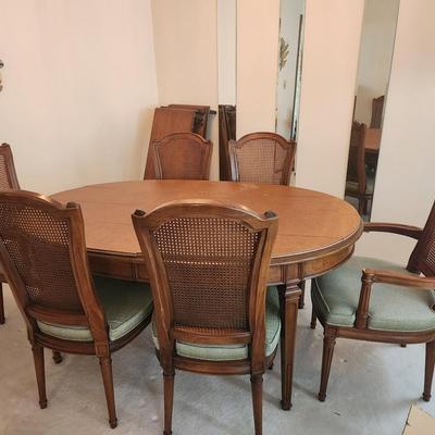 Huge beautiful Foliovi dining table with 10 chairs and 3 leaves