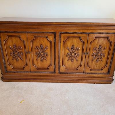 Beautiful Henredon sideboard/buffet with drawer storage