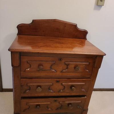Dovetail drawer dresser