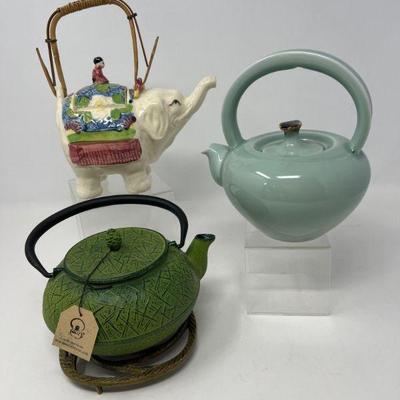 89 trioofvintageteapotsjapanchina 1967brasstrivet