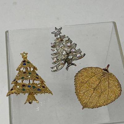 136 twoeisenbergicebrooches goldleafpendant