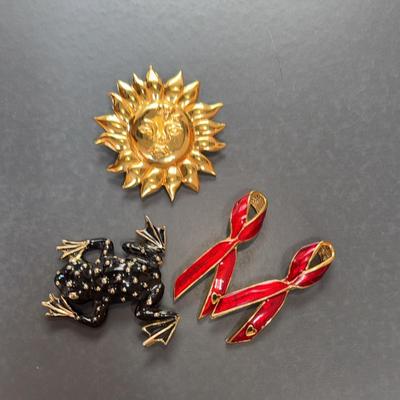 Sardi Frog Brooch, MMA Sun Pin