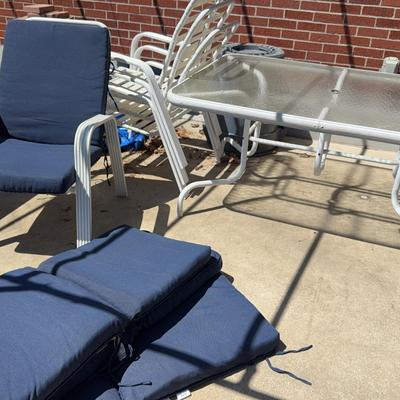 Outdoor Patio Table & Four Chairs