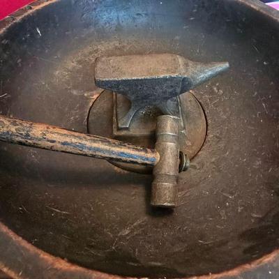 Anvil nutcracker