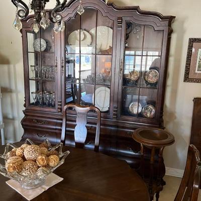 Heritage Beautiful Hutch by Drexel, Excellent Condition. 