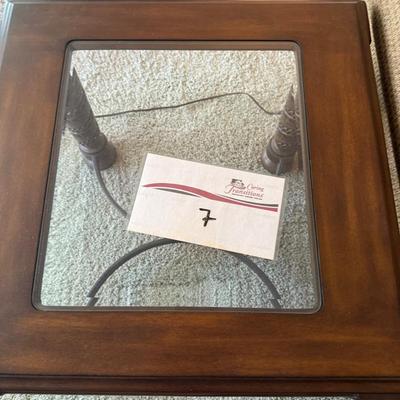 End table 26 x 26 x 25