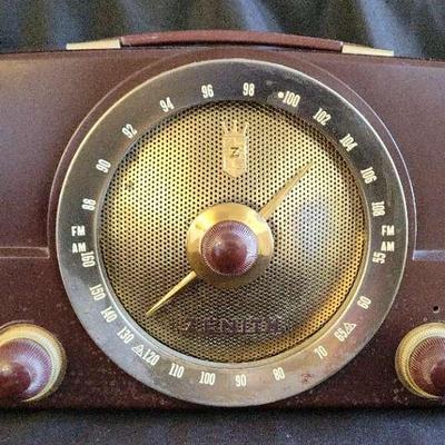VINTAGE ZENITH TUBE RADIO 