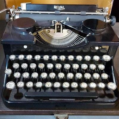 ANTIQUE PORTABLE ROYAL TYPEWRITER 