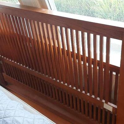 CLASSIC STYLE WOODEN KING BEDRAME
