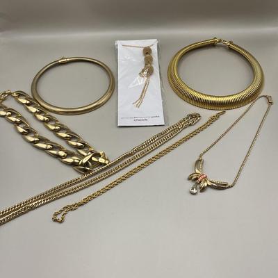 Goldtone Assortment Of Necklace & Chains