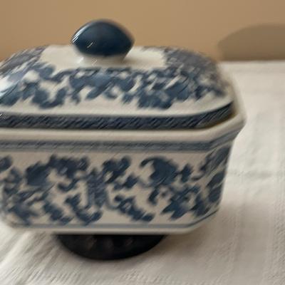 Blue And White Porcelain Covered Jar 