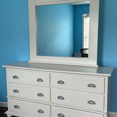 Hart Furniture Dresser With Mirror 