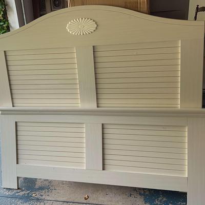 Queen Headboard And Footboard In White Wood By Hart Furniture