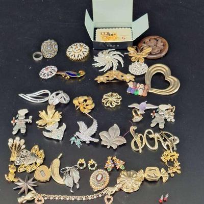 Lot of Pretty Unique Broaches - Earrings 