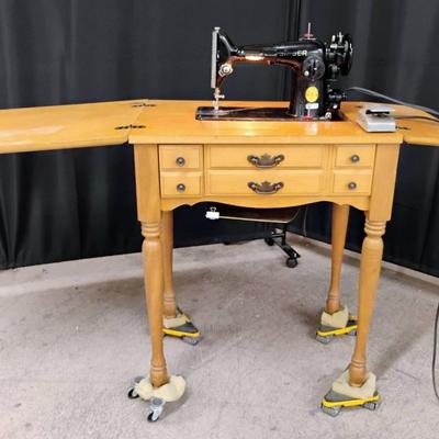 Antique Singer Sewing Machine w/Accessories