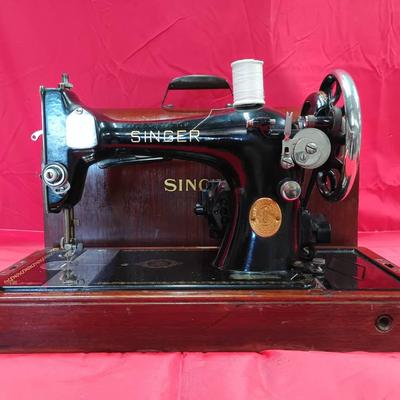 Antique 1924 Singer La Vencedora Sewing Machine