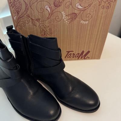 Tara M bootsVin