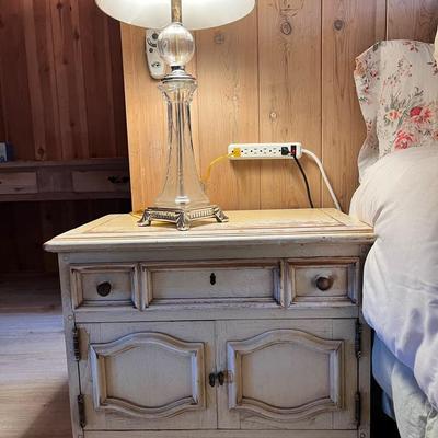 2 Matching Nightstand & Etched Glass Lamps