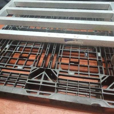 DBB484 - Plastic Pallet and Metal Stand