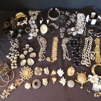 Costume Jewelry (feat. Black & White) (BR1)