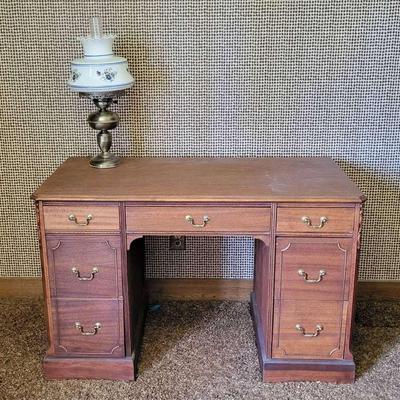 Vintage Desk & Lamp (O)