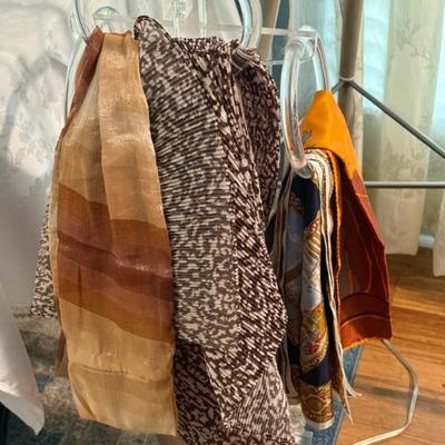 LUCITE TOWEL HOLDER WITH SCARVES