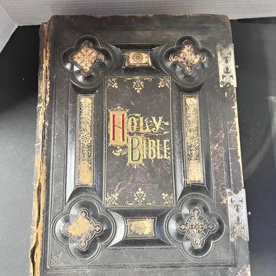 Antique Holy Bible Large Heavy No Clasp Binding Issue 