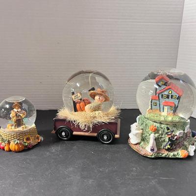 Autumn Fall Snow Globes Scarecrow Hay Ride Wagon Haunted House Halloween 