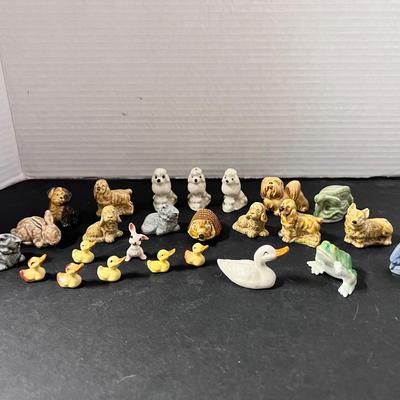 Mixed Lot of Hagen-Renaker Minis & Wade Whimsies Figure Pets Farm Animals (25) 