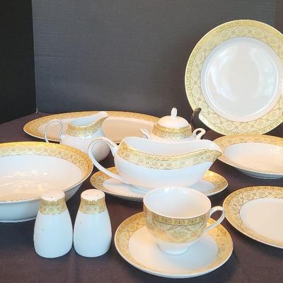 Highgate Manor Camelot pattern china set