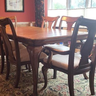 Dining room table with 7 side chairs and 2 armchairs