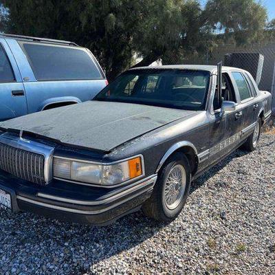 #155 • 1994 Lincoln Town Car Passenger Car, VIN # 1LNLM82W4RY701698
