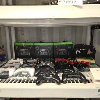 #4544 • (18) Xbox and Nintendo Switch Controllers
